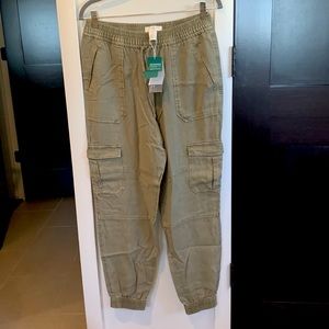 Never worn H&M green cloth cargo pants. Size US 6. Tags still on